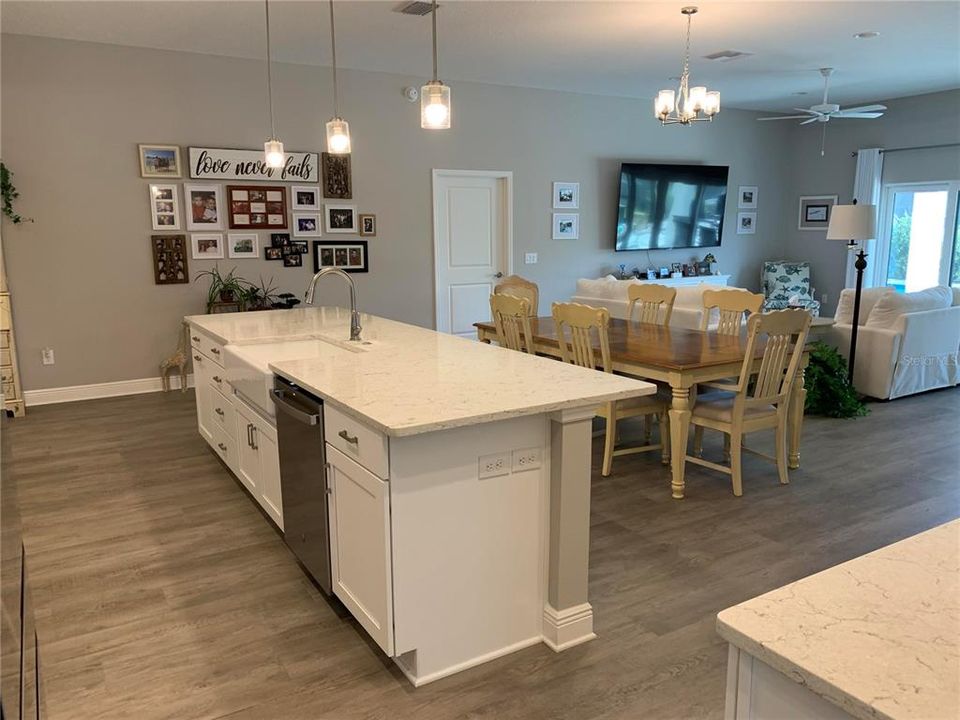 En Venta: $899,499 (3 camas, 3 baños, 2314 Pies cuadrados)