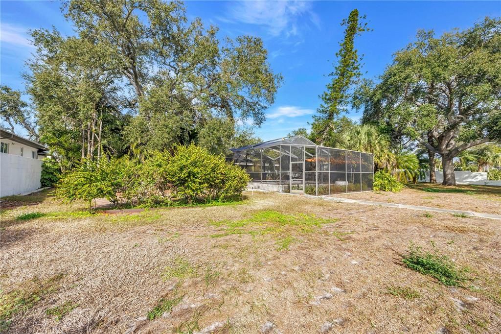 На продажу: $1,999,900 (0.65 acres)