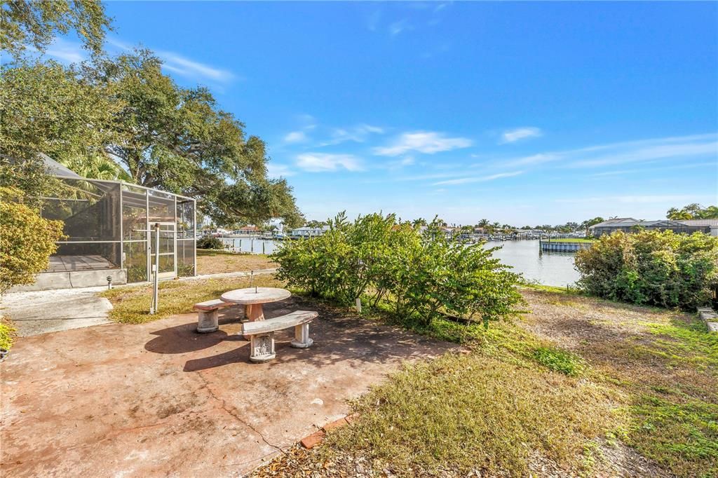 На продажу: $1,999,900 (0.65 acres)