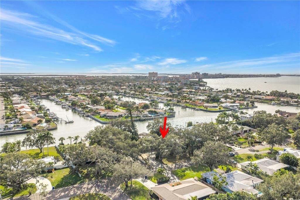 На продажу: $1,999,900 (0.65 acres)