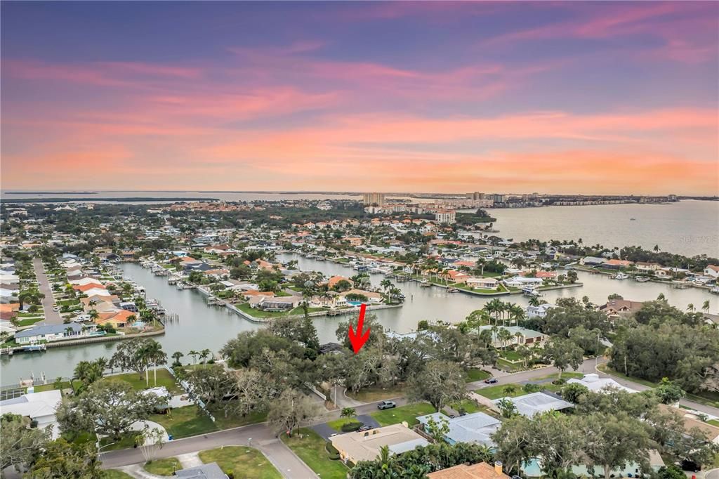 На продажу: $1,999,900 (0.65 acres)