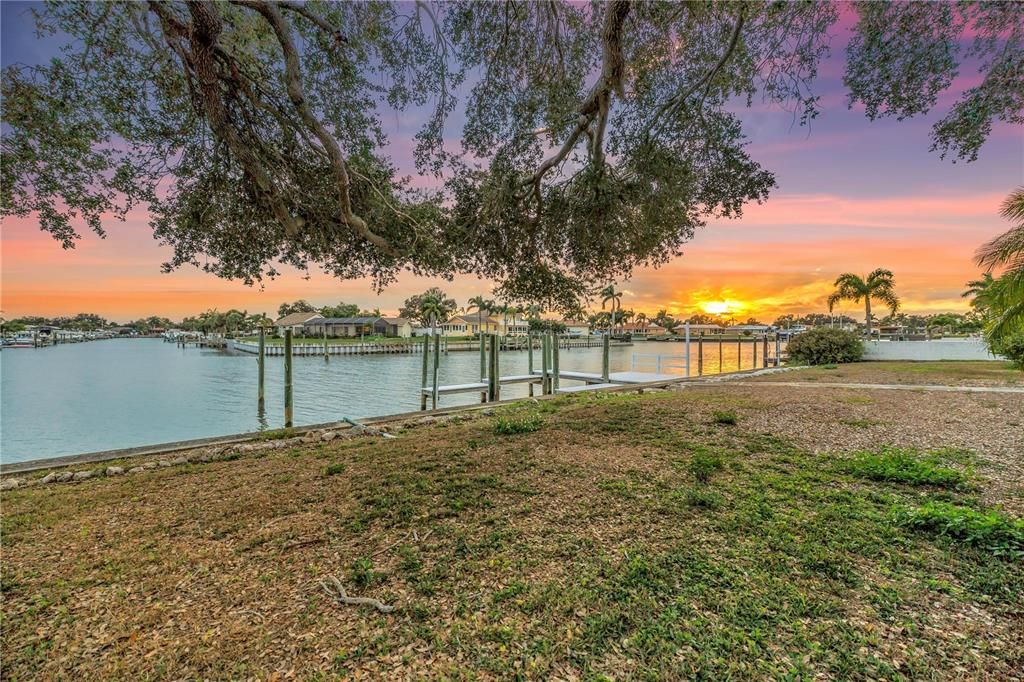 На продажу: $1,999,900 (0.65 acres)