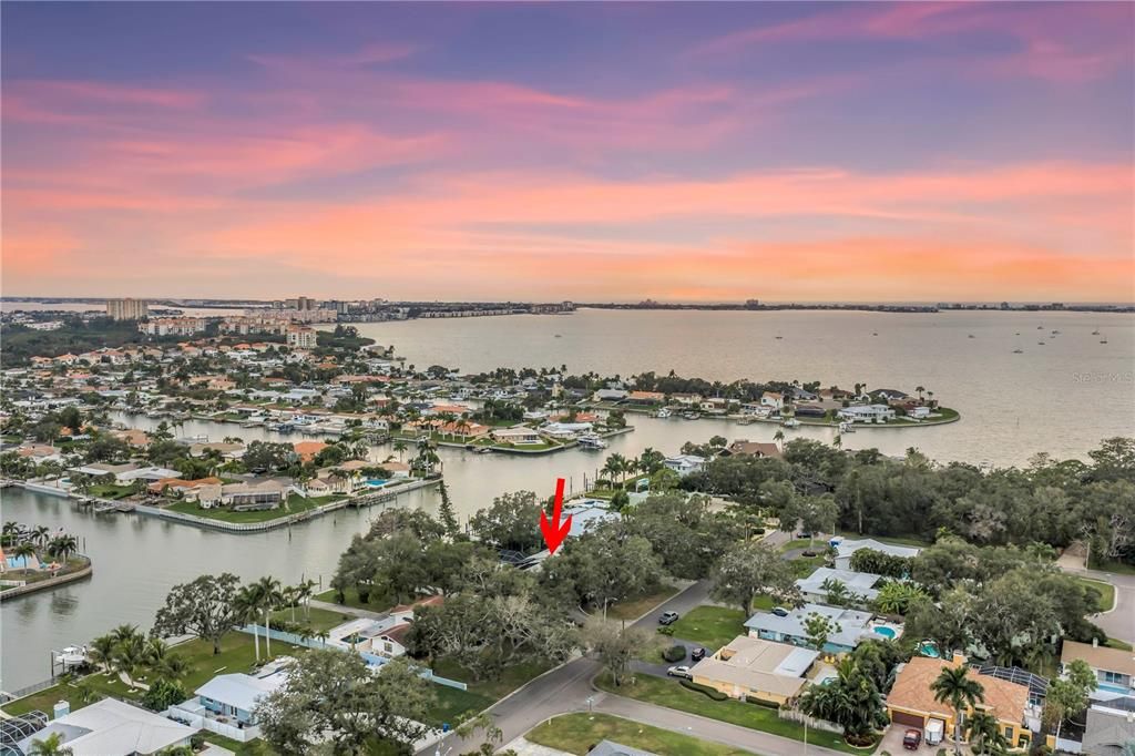 На продажу: $1,999,900 (0.65 acres)