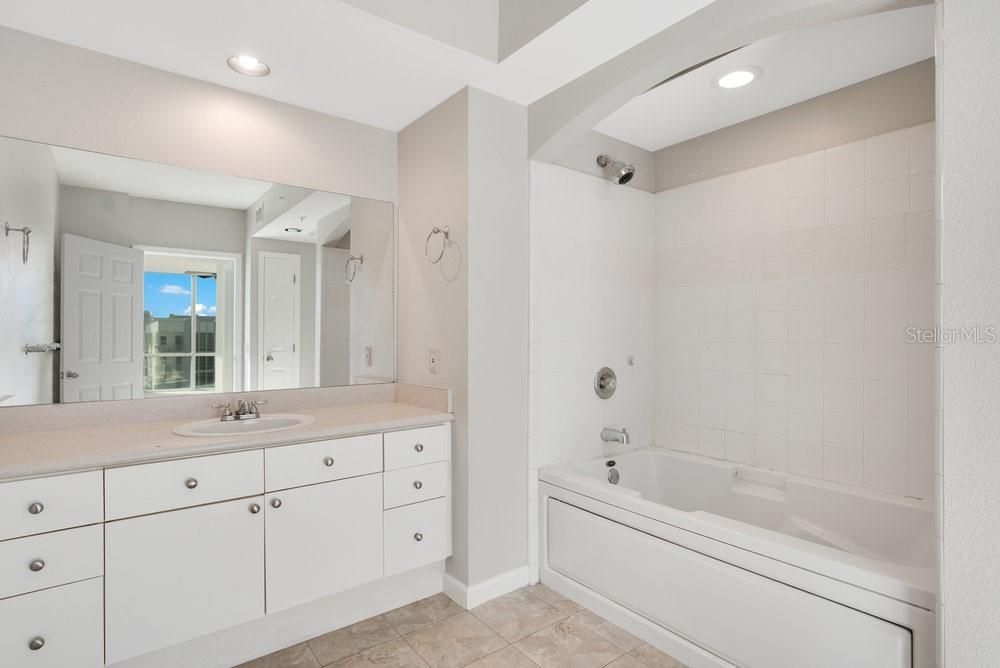 For Sale: $429,900 (2 beds, 2 baths, 1317 Square Feet)