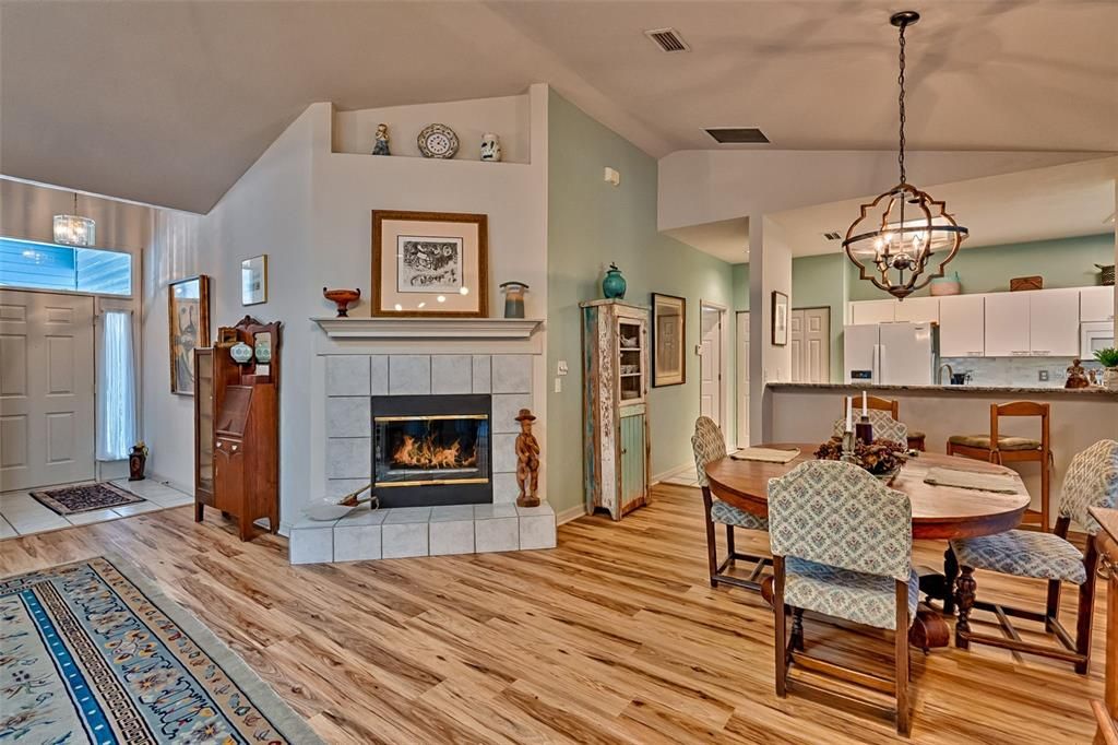 Activo con contrato: $385,000 (3 camas, 2 baños, 1862 Pies cuadrados)