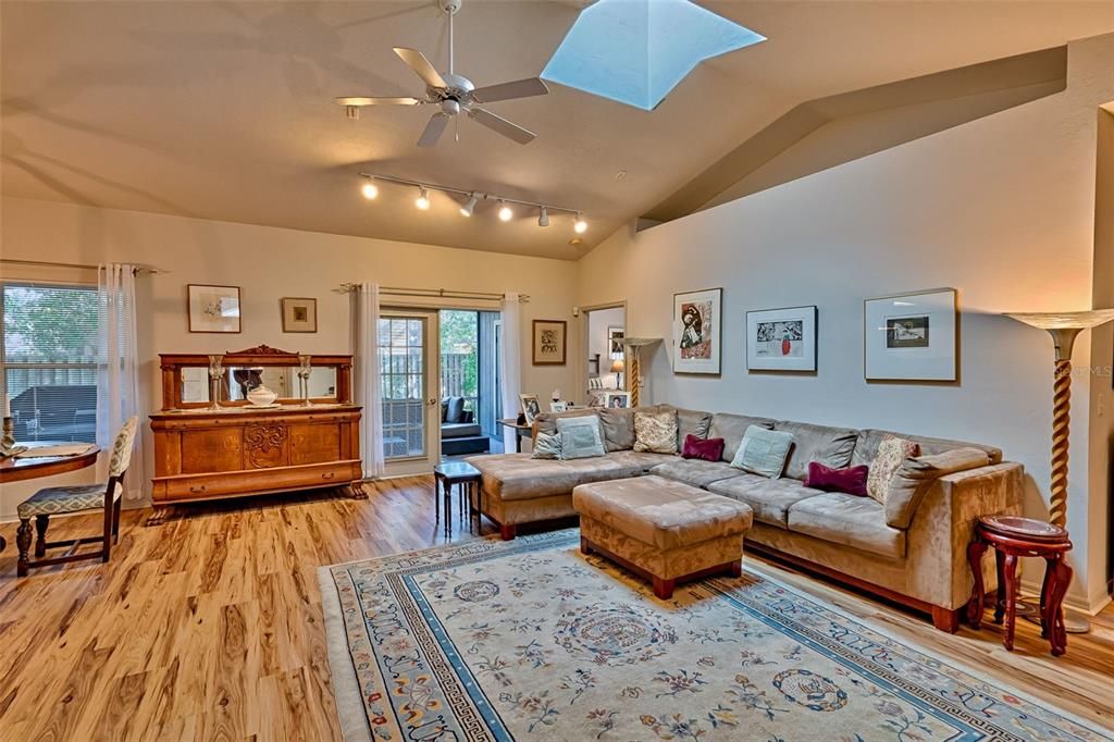 Activo con contrato: $385,000 (3 camas, 2 baños, 1862 Pies cuadrados)