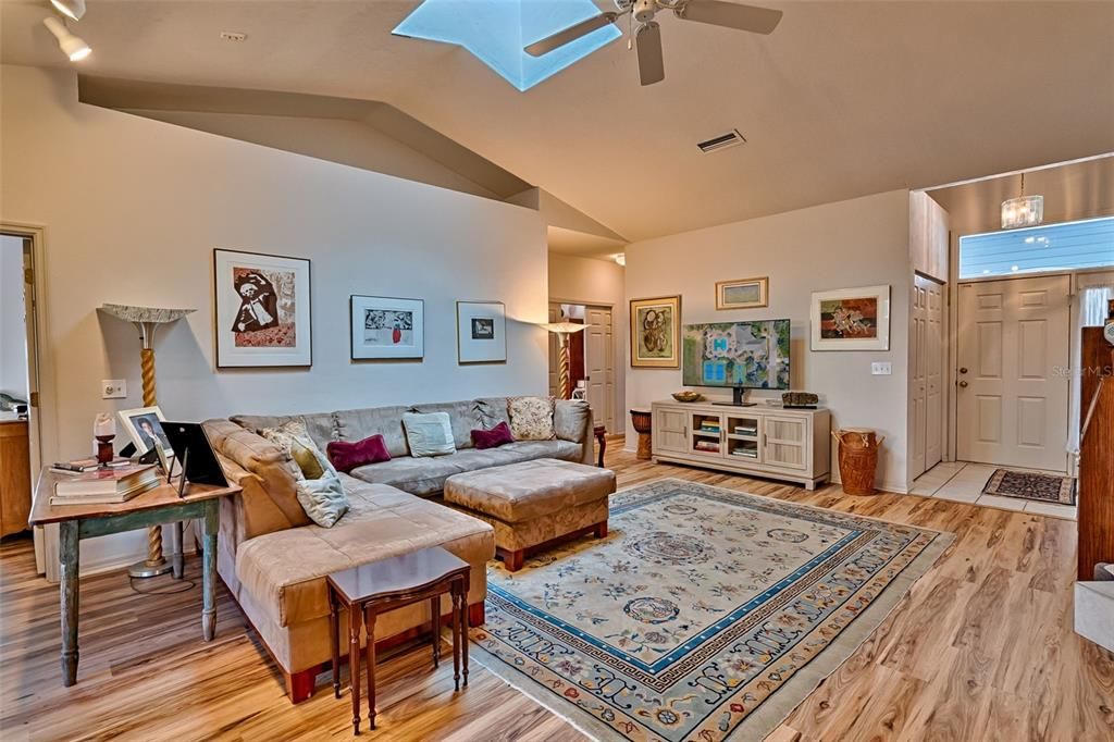 Activo con contrato: $385,000 (3 camas, 2 baños, 1862 Pies cuadrados)