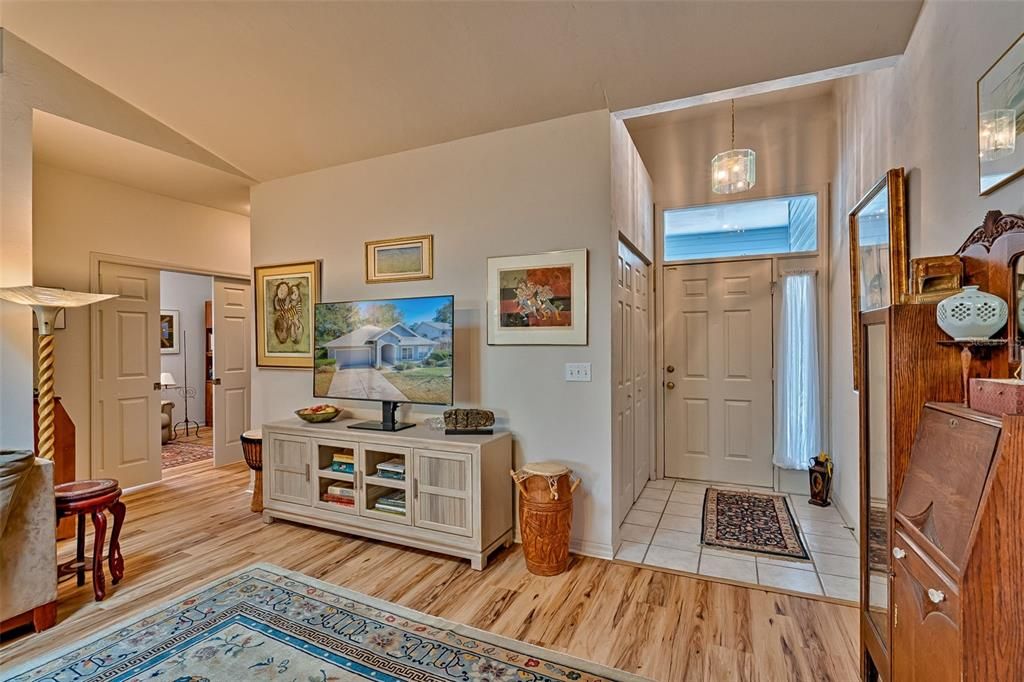 Activo con contrato: $385,000 (3 camas, 2 baños, 1862 Pies cuadrados)