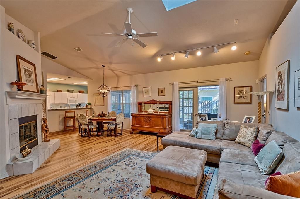 Activo con contrato: $385,000 (3 camas, 2 baños, 1862 Pies cuadrados)