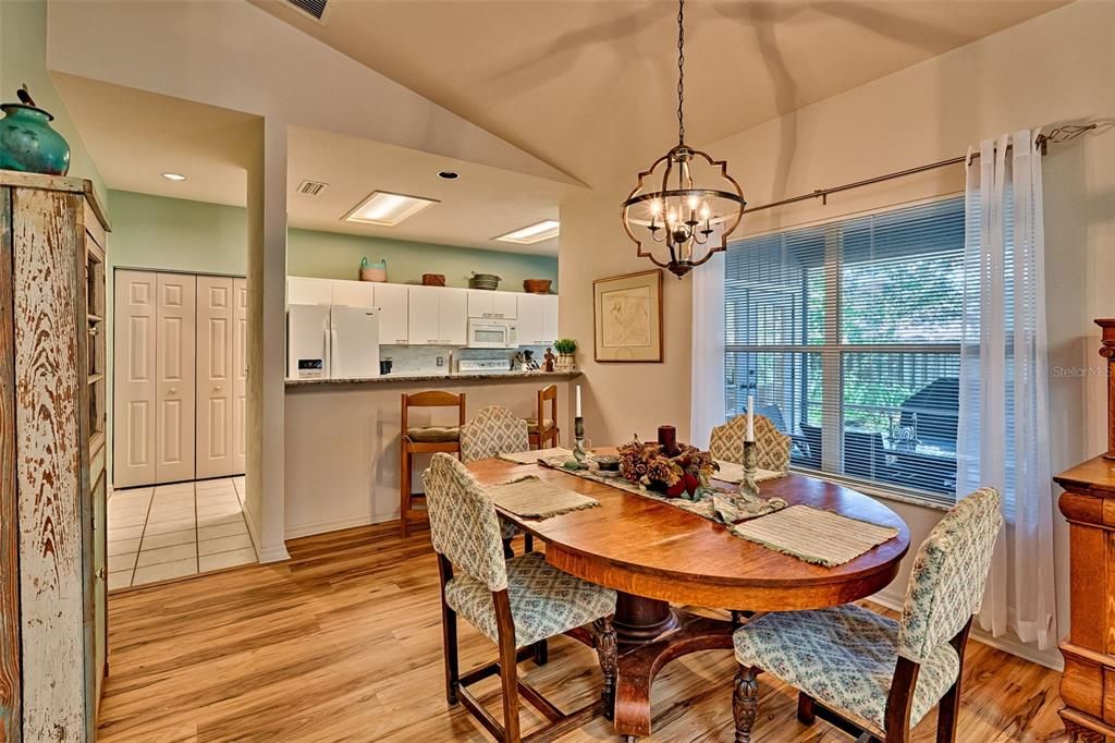 Activo con contrato: $385,000 (3 camas, 2 baños, 1862 Pies cuadrados)