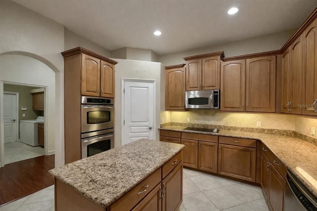 Activo con contrato: $440,000 (4 camas, 3 baños, 2888 Pies cuadrados)