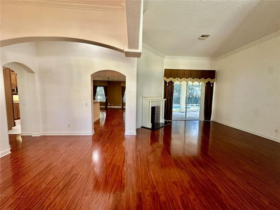 Activo con contrato: $440,000 (4 camas, 3 baños, 2888 Pies cuadrados)