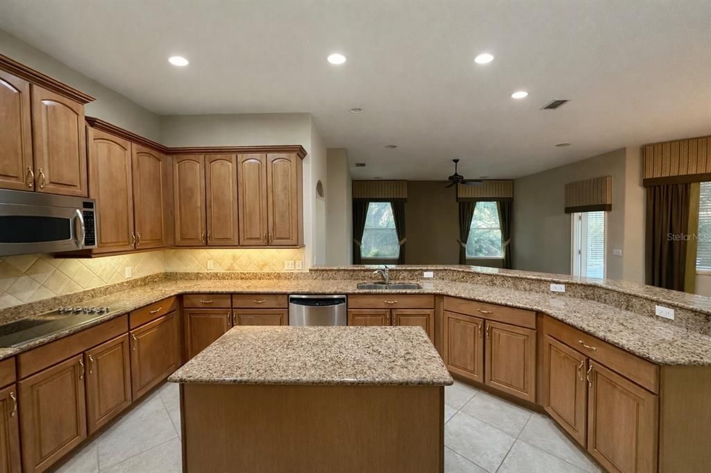 Activo con contrato: $440,000 (4 camas, 3 baños, 2888 Pies cuadrados)