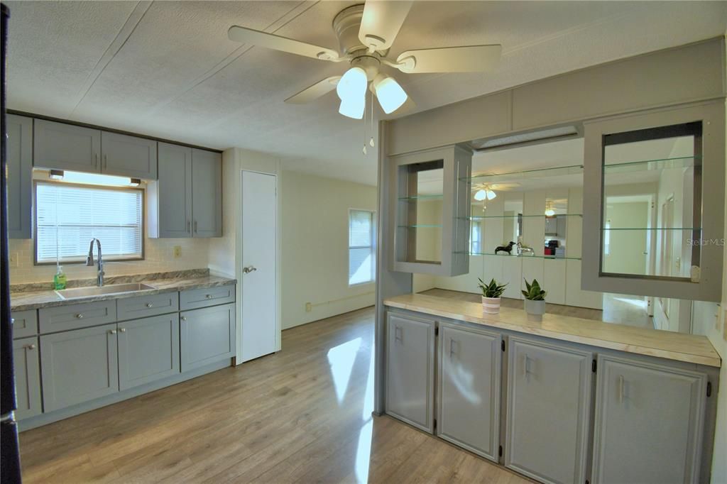Под контрактом: $117,000 (2 спален, 2 ванн, 840 Квадратных фут)
