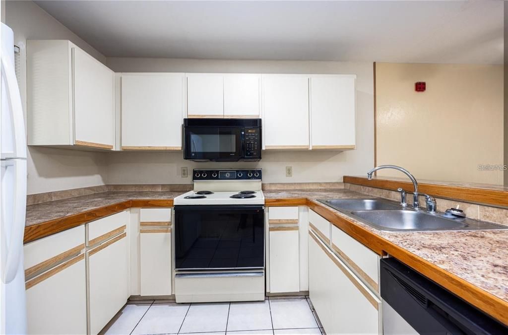 For Sale: $119,000 (2 beds, 2 baths, 875 Square Feet)