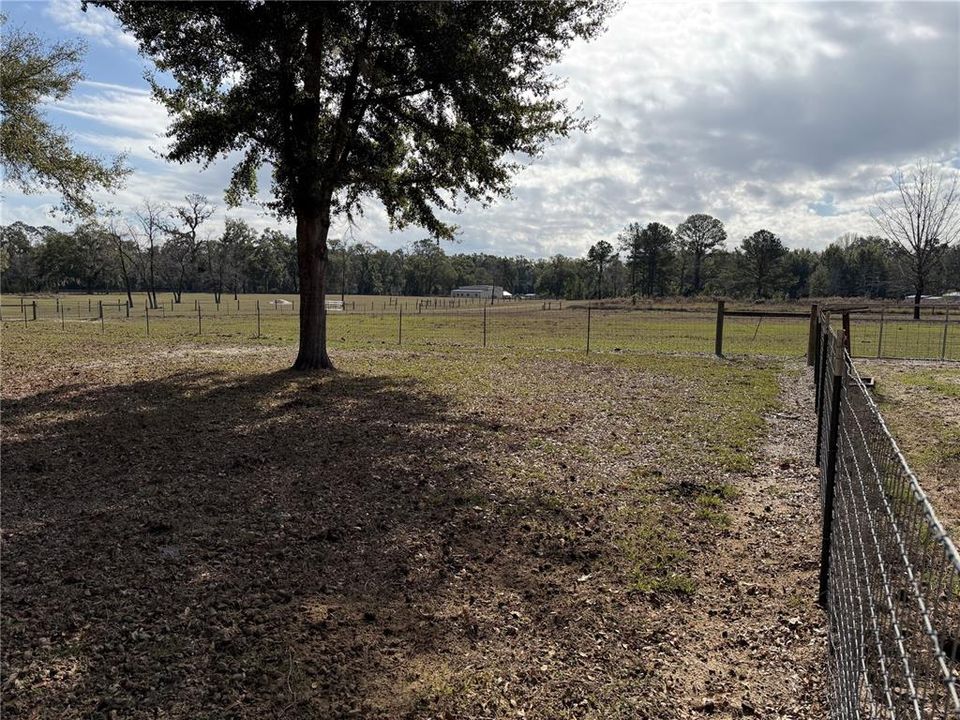 На продажу: $260,000 (10.05 acres)