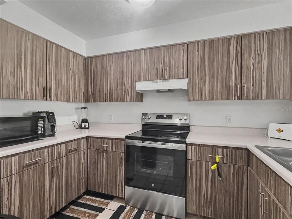 For Sale: $180,000 (1 beds, 1 baths, 861 Square Feet)