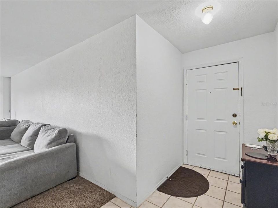 For Sale: $180,000 (1 beds, 1 baths, 861 Square Feet)