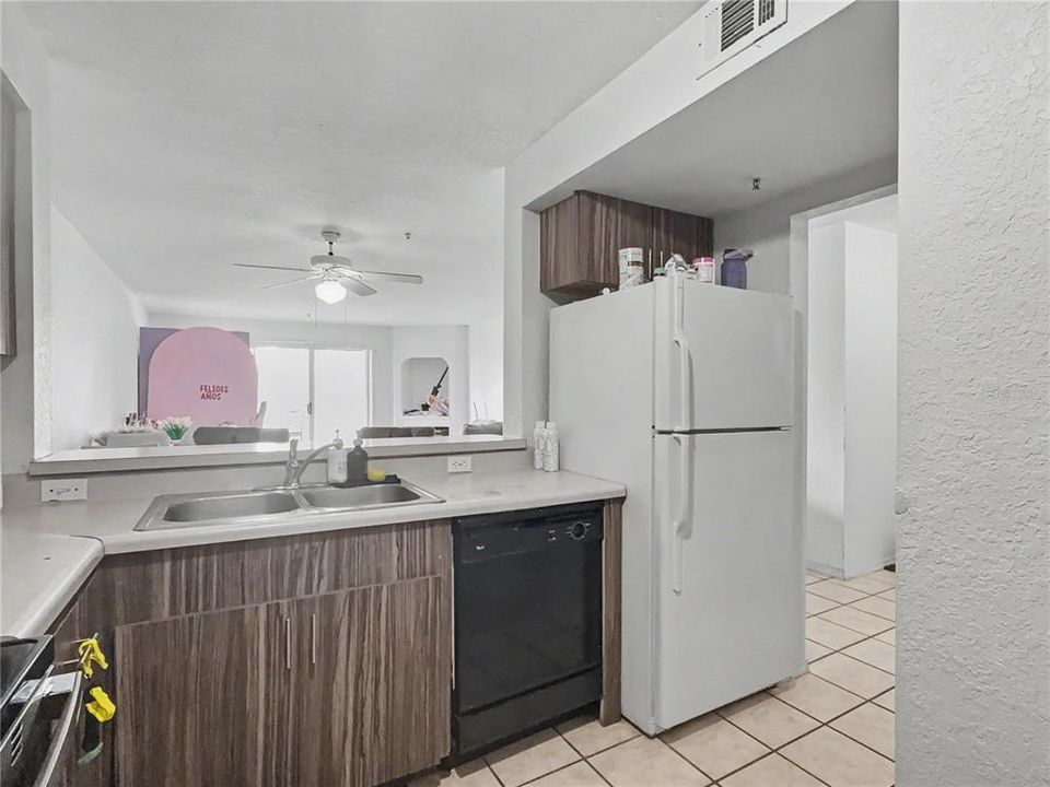 For Sale: $180,000 (1 beds, 1 baths, 861 Square Feet)