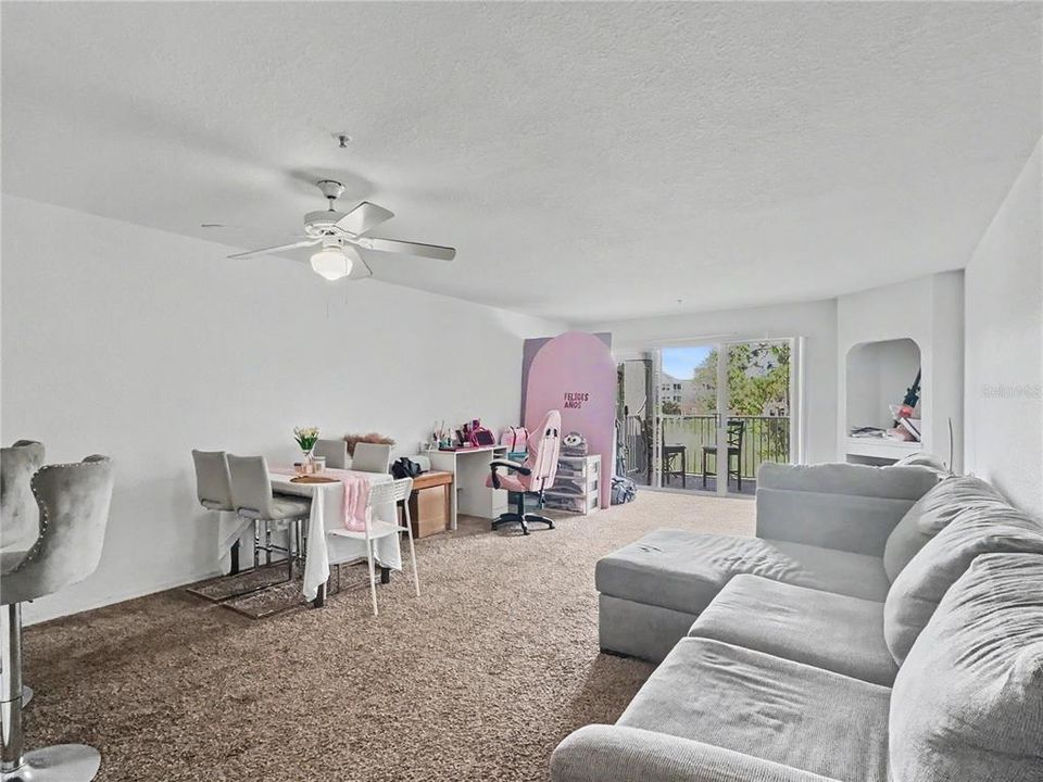 For Sale: $180,000 (1 beds, 1 baths, 861 Square Feet)
