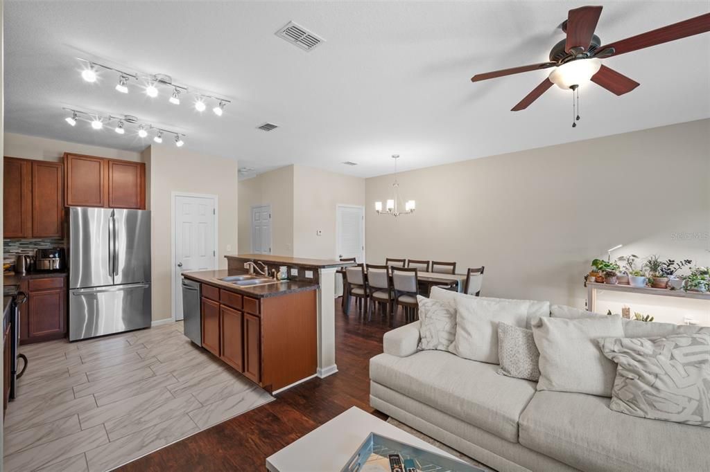 Activo con contrato: $279,900 (3 camas, 2 baños, 1692 Pies cuadrados)