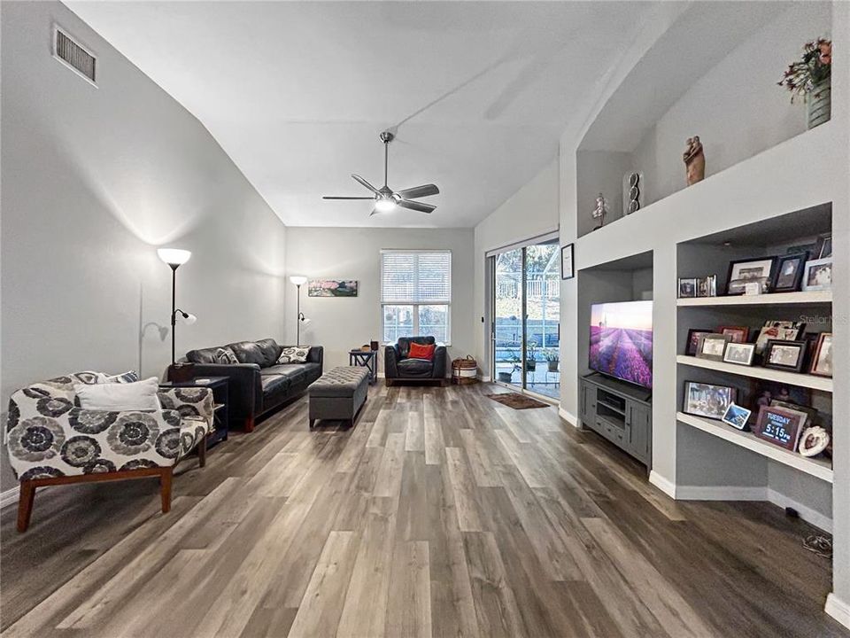 Activo con contrato: $339,900 (3 camas, 2 baños, 2060 Pies cuadrados)