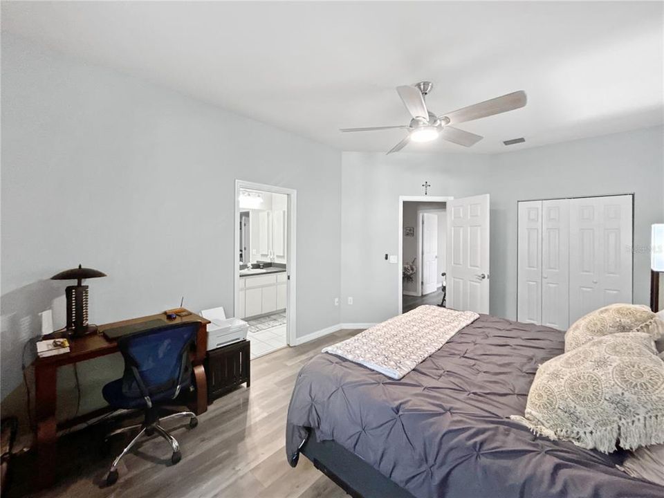 Activo con contrato: $339,900 (3 camas, 2 baños, 2060 Pies cuadrados)
