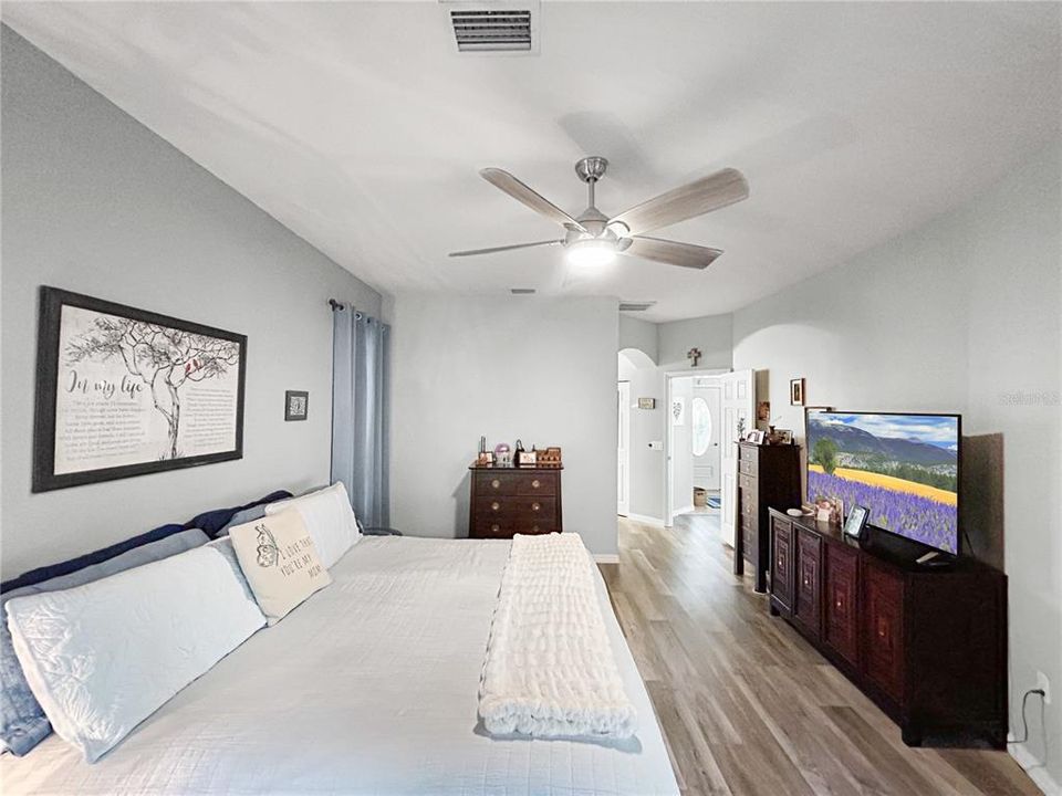 Activo con contrato: $339,900 (3 camas, 2 baños, 2060 Pies cuadrados)