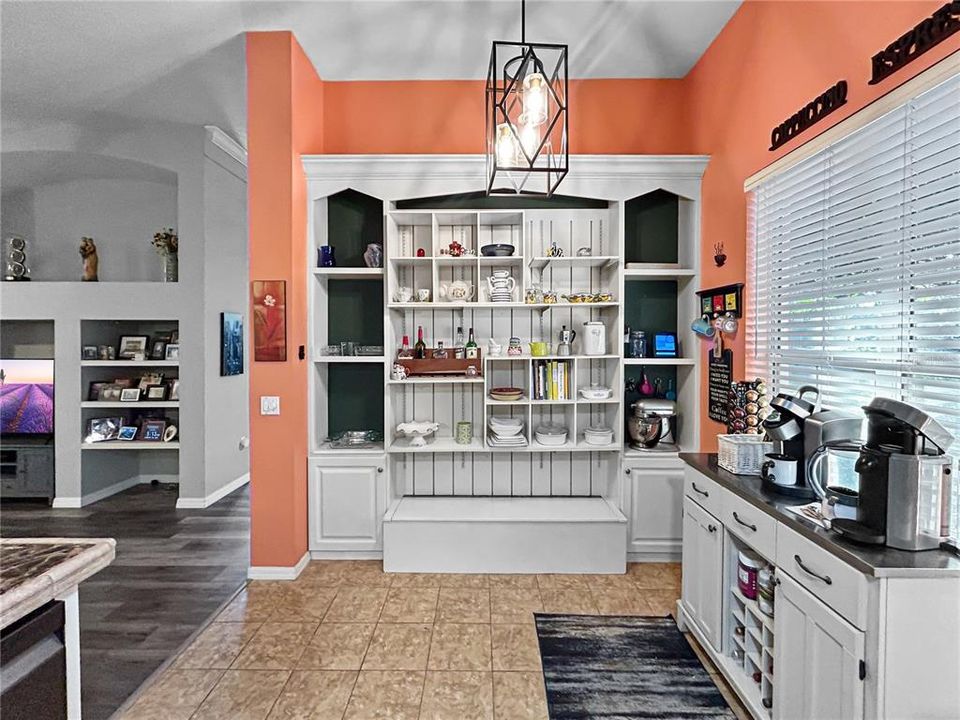 Activo con contrato: $339,900 (3 camas, 2 baños, 2060 Pies cuadrados)