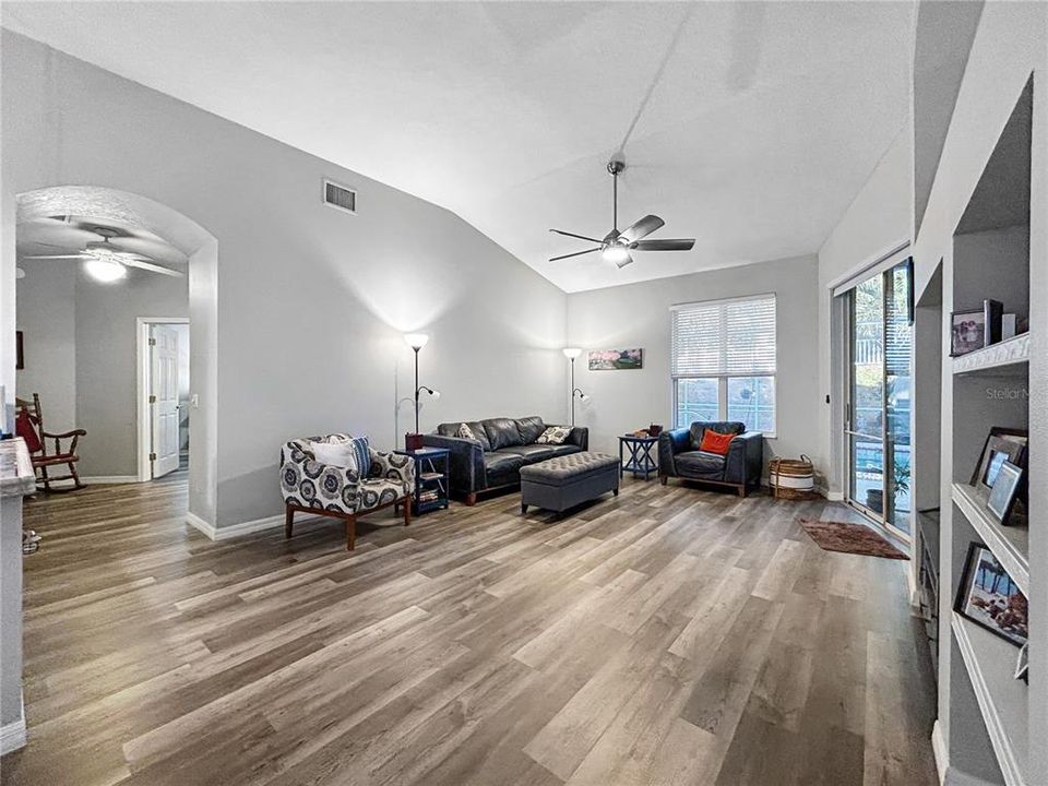 Activo con contrato: $339,900 (3 camas, 2 baños, 2060 Pies cuadrados)