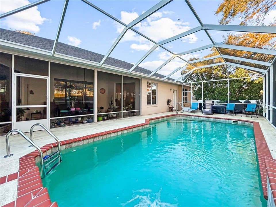 Activo con contrato: $339,900 (3 camas, 2 baños, 2060 Pies cuadrados)