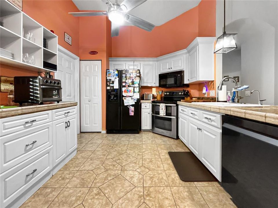 Activo con contrato: $339,900 (3 camas, 2 baños, 2060 Pies cuadrados)