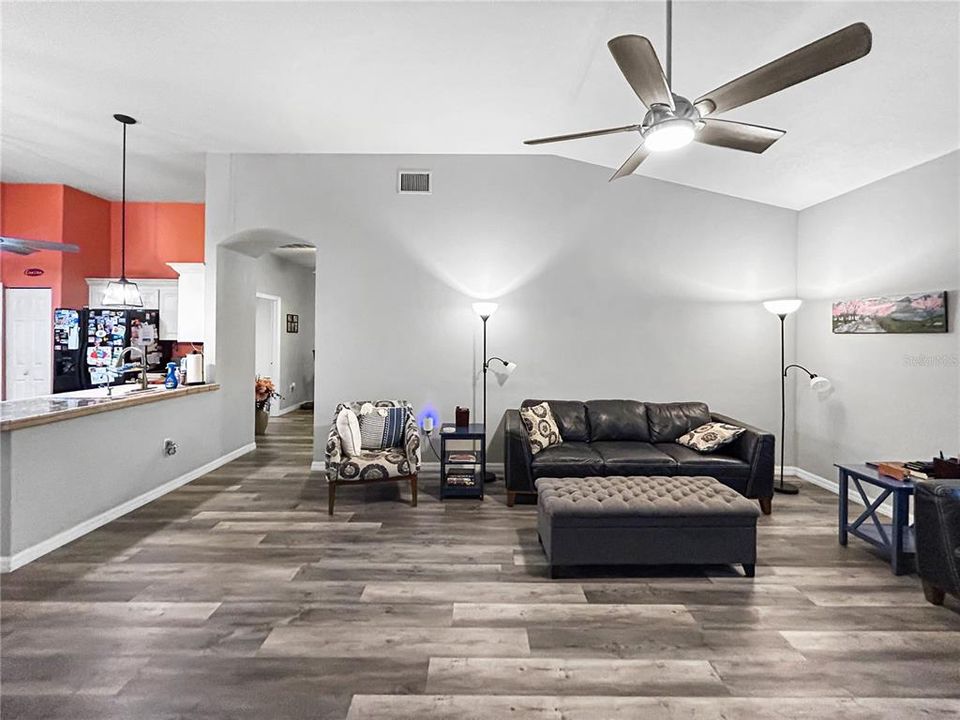 Activo con contrato: $339,900 (3 camas, 2 baños, 2060 Pies cuadrados)