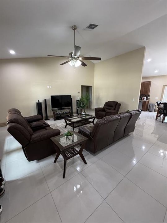 En Venta: $450,000 (4 camas, 3 baños, 1821 Pies cuadrados)