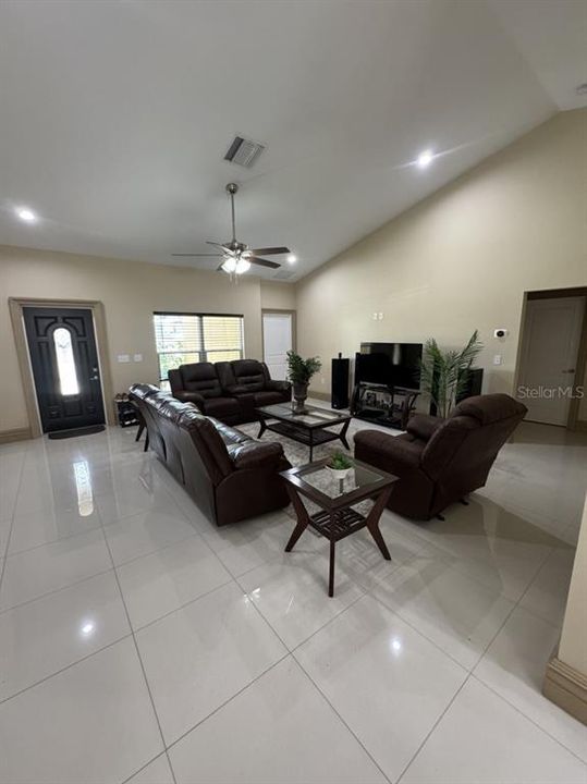 En Venta: $450,000 (4 camas, 3 baños, 1821 Pies cuadrados)