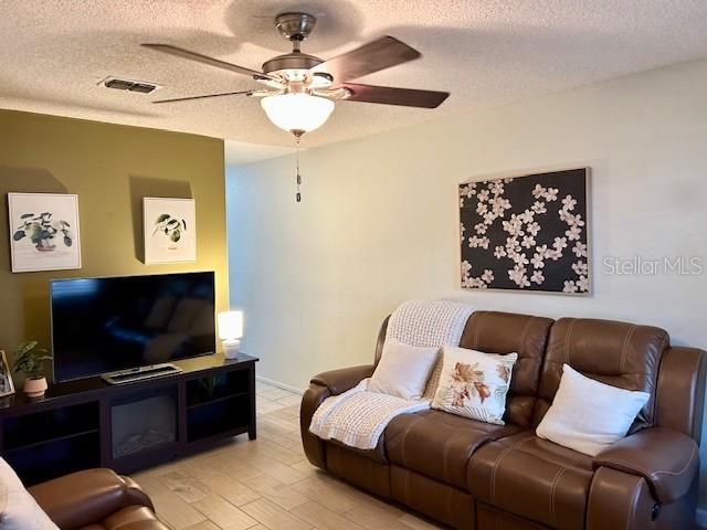 For Sale: $220,000 (2 beds, 1 baths, 750 Square Feet)
