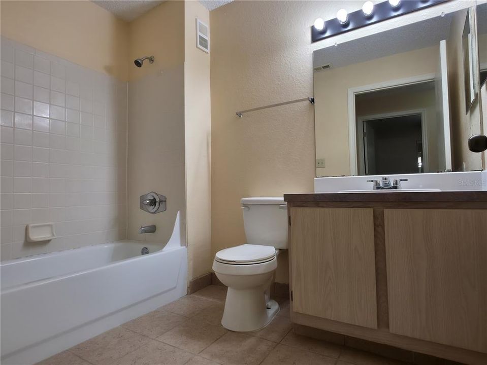 合同活跃: $145,000 (2 贝兹, 2 浴室, 950 平方英尺)