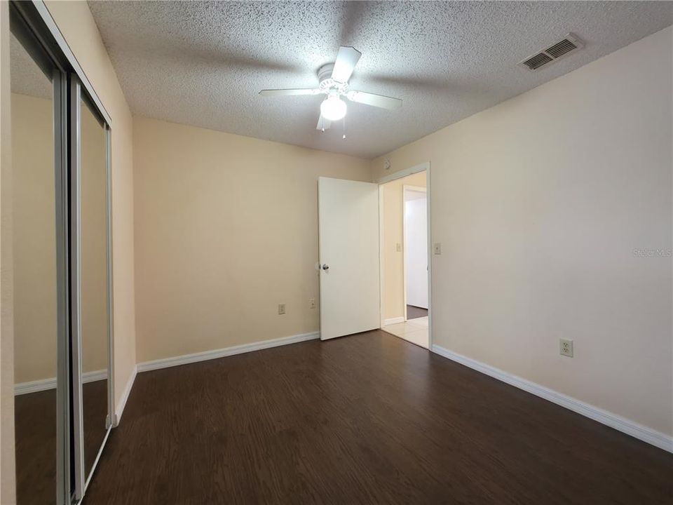 合同活跃: $145,000 (2 贝兹, 2 浴室, 950 平方英尺)