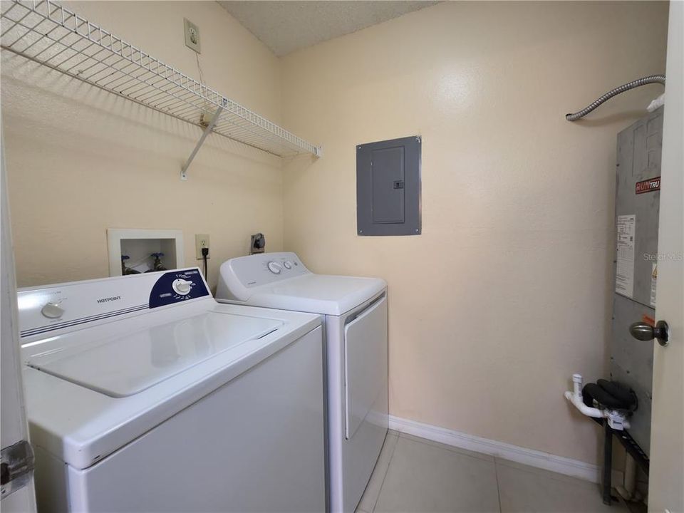 合同活跃: $145,000 (2 贝兹, 2 浴室, 950 平方英尺)