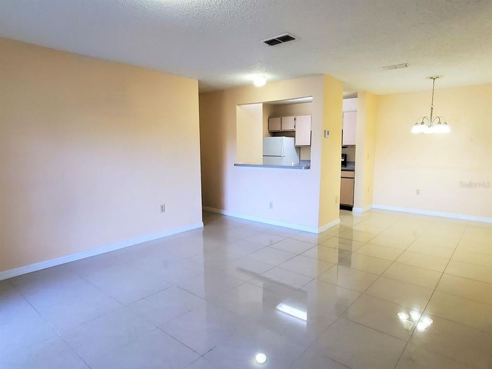 合同活跃: $145,000 (2 贝兹, 2 浴室, 950 平方英尺)