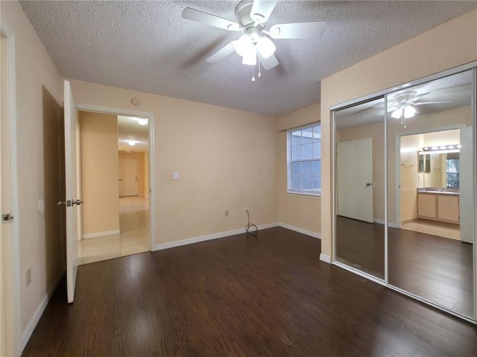 合同活跃: $145,000 (2 贝兹, 2 浴室, 950 平方英尺)