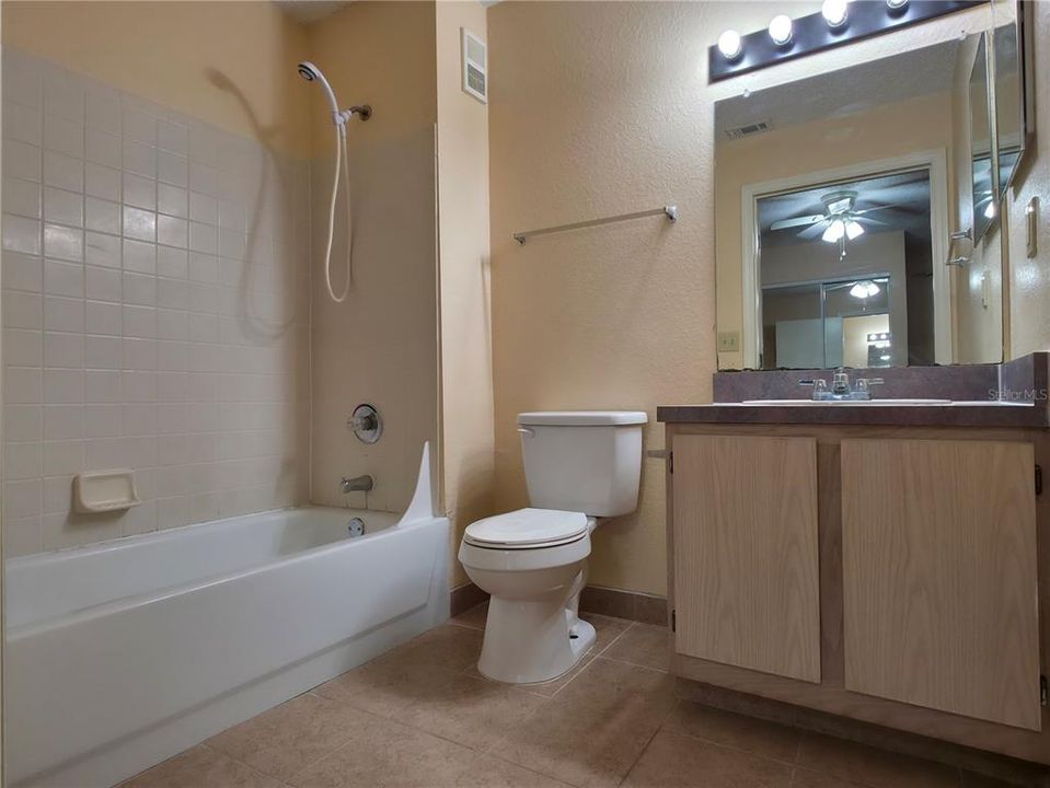 合同活跃: $145,000 (2 贝兹, 2 浴室, 950 平方英尺)