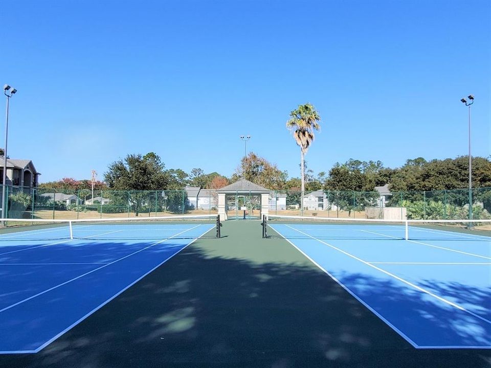 合同活跃: $145,000 (2 贝兹, 2 浴室, 950 平方英尺)