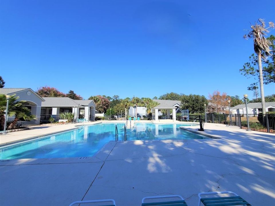 合同活跃: $145,000 (2 贝兹, 2 浴室, 950 平方英尺)