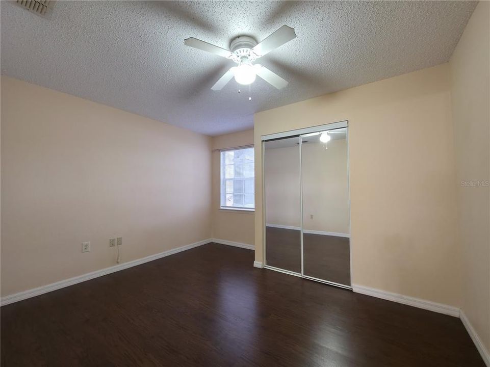 合同活跃: $145,000 (2 贝兹, 2 浴室, 950 平方英尺)