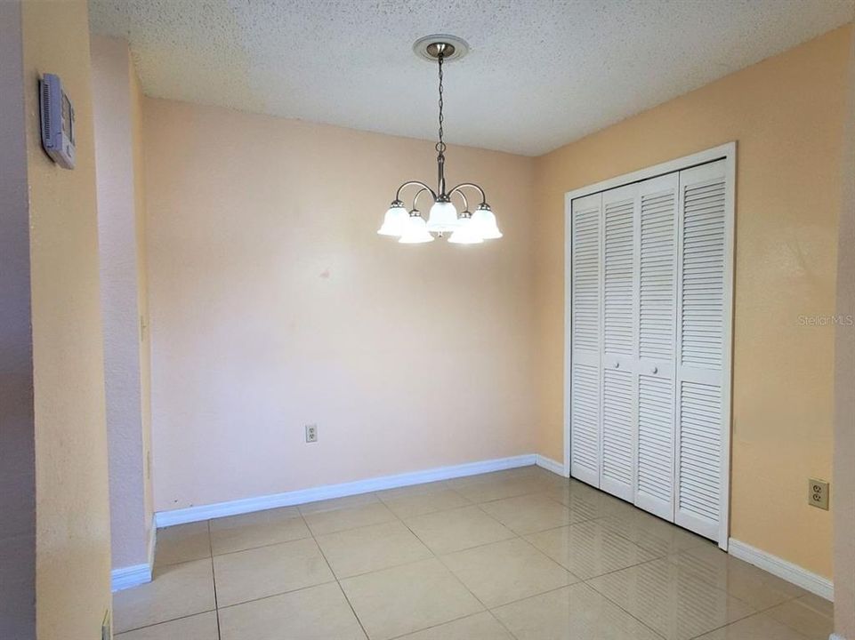 合同活跃: $145,000 (2 贝兹, 2 浴室, 950 平方英尺)