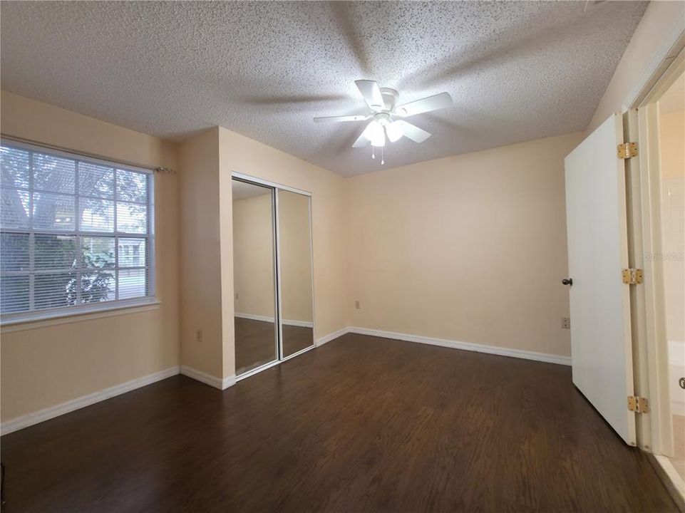 合同活跃: $145,000 (2 贝兹, 2 浴室, 950 平方英尺)