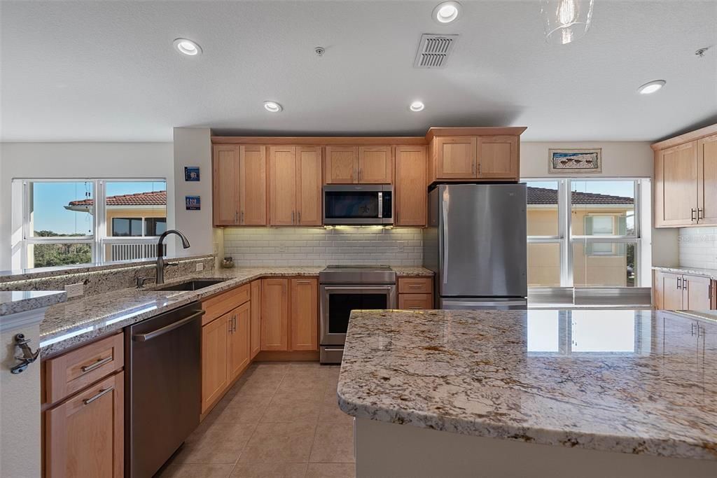 Под контрактом: $485,000 (3 спален, 2 ванн, 1712 Квадратных фут)