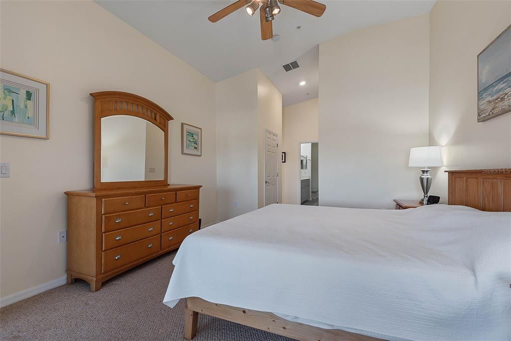 Под контрактом: $485,000 (3 спален, 2 ванн, 1712 Квадратных фут)