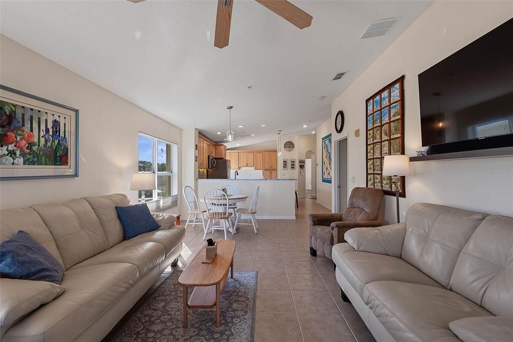 Под контрактом: $485,000 (3 спален, 2 ванн, 1712 Квадратных фут)